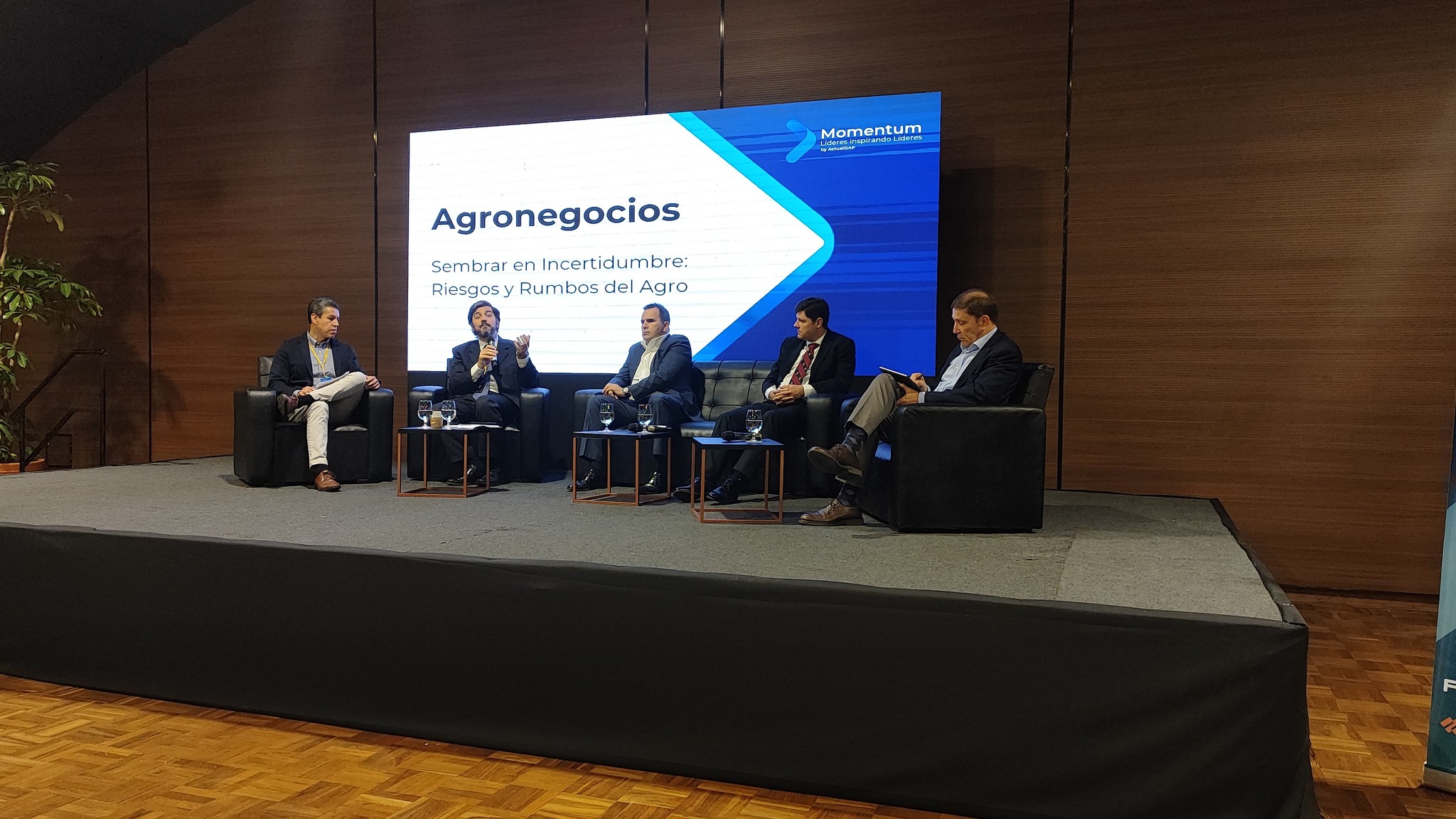 Fernando Marengo lidera diálogo sobre desafíos regionales en el evento “Momentum” en Santa Cruz